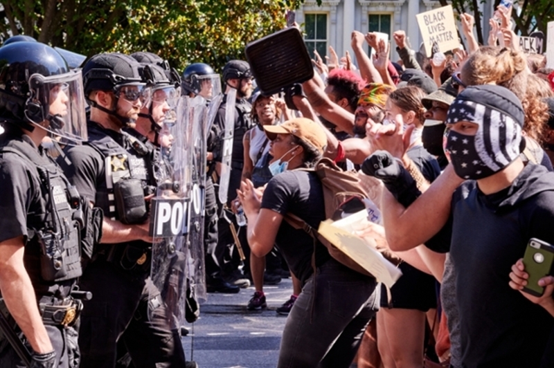 Image of the White House Protests, Stand off between police and protesters Photo by Geoff Livingston